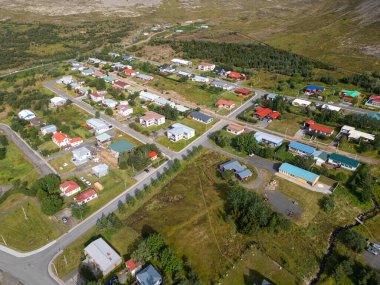 İzlanda 'nın batısındaki Talknafjordur köyünün havadan görünüşü
