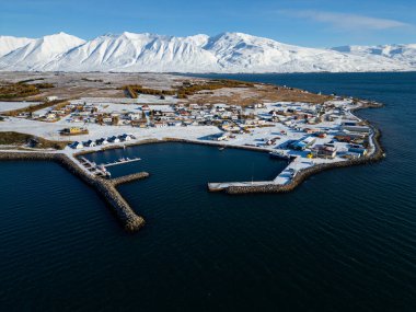 Güneşli bir kış gününde İzlanda 'daki Hrisey Adası' nın havadan çekilmiş fotoğrafı.