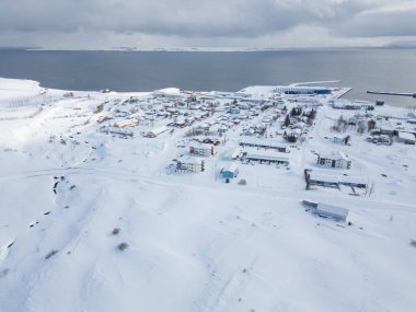 Kuzey İzlanda 'nın Eyjafjordur kentindeki Dalvik kentinin bir kış günü hava manzarası