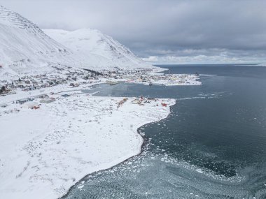 Kuzey İzlanda 'da Siglufjordur kasabasının hava manzarası bir kış günü