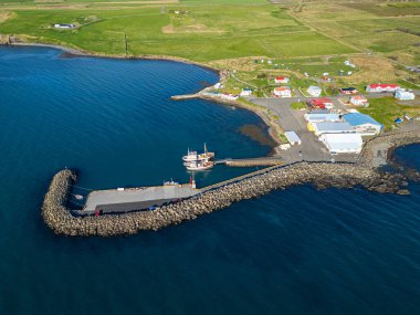 Güneşli bir bahar gününde Kuzey İzlanda 'daki Hauganes kasabasının havadan görünüşü