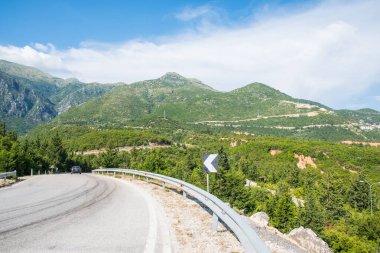 Güneşli bir yaz gününde Arnavut Rivierası 'nın dağlarında yol