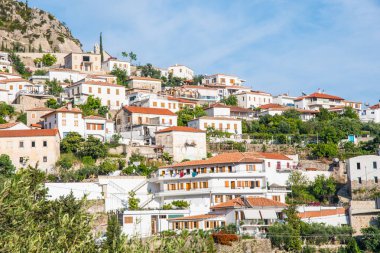 Arnavut Rivierası 'nda güneşli bir yaz gününde Dhermi kasabası
