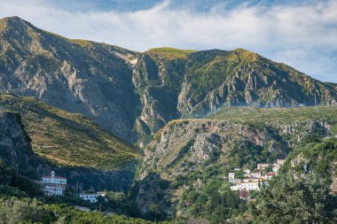 Arnavut Rivierası üzerindeki Dhermi kasabasının güzel dağ manzarası