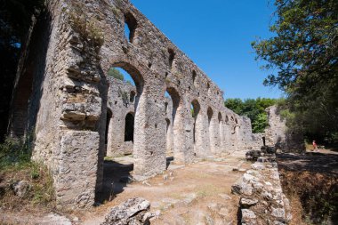 Arnavutluk 'un güneyindeki Butrint Ulusal Arkeoloji Parkının Büyük Bazilikası