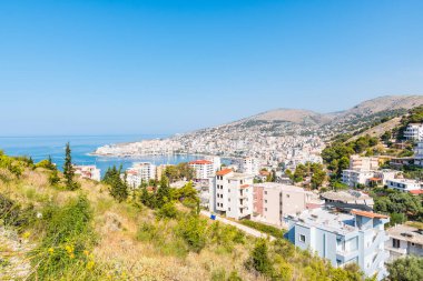 Arnavutluk 'un güneyindeki güzel Sarande kenti güzel bir yaz gününde