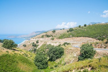 Güneşli bir yaz gününde güney Arnavutluk 'un güzel manzarası