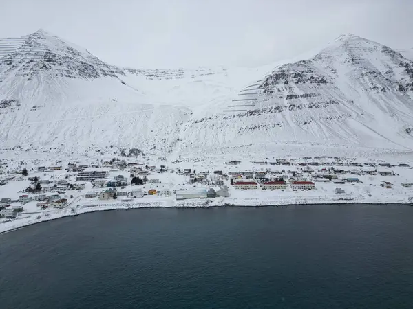 Kuzey İzlanda 'da Siglufjordur kasabasının hava manzarası bir kış günü