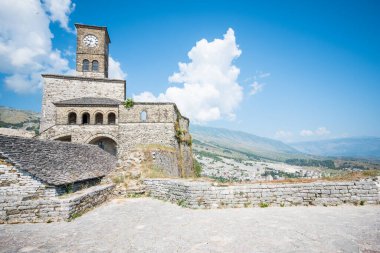 Gjirokaster Kalesi 'nin saat kulesi.