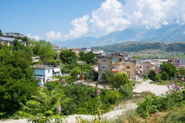 Arnavutluk 'taki Cirokaster şehrine bakın.
