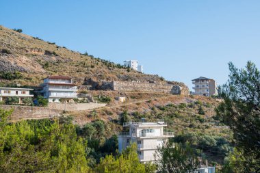 Arnavutluk 'un güneyindeki güzel Sarande kenti güzel bir yaz gününde