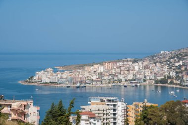 Arnavutluk 'un güneyindeki güzel Sarande kenti güzel bir yaz gününde