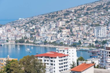 Arnavutluk 'un güneyindeki güzel Sarande kenti güzel bir yaz gününde