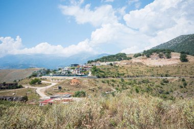 Arnavutluk Rivierasında Himare yakınlarındaki küçük bir köy