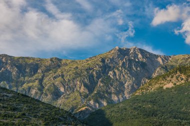 Arnavut Rivierası üzerindeki Cika Dağı 'nın güzel manzarası