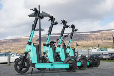 Akureyri İzlanda, 25 Mayıs. 2023: Akureyri şehrinde elektrikli scooter kiralama