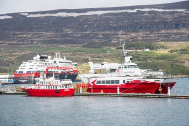 Akureyri İzlanda, 25 Mayıs. 2023: Modern balina safari tekneleri ve bir yolcu gemisi izliyor