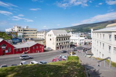 Akureyri İzlanda, 15 Haziran. 2023: Akureyri şehir merkezinde binalar ve insanlar