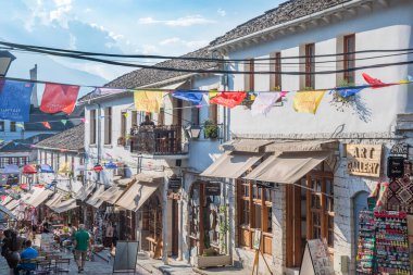 Cirokastra Arnavutluk - 3 Temmuz. 2023: Eski Çarşıda Turistler