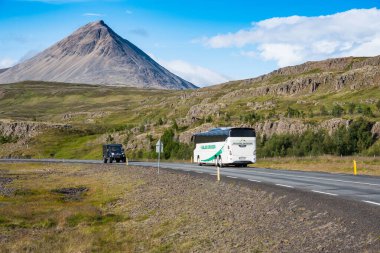 Borgarfjordur İzlanda, 20 Ağustos. 2023: Baula Dağı 'ndan geçen turist otobüsü