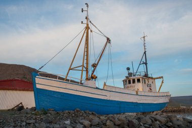 Talknafjordur İzlanda, 22 Ağustos. 2023: Eski meşe balıkçı teknesi Jon Juli sahilde
