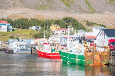 Patreksfjordur İzlanda, 22 Ağustos. 2023: Rıhtımdaki gemiler