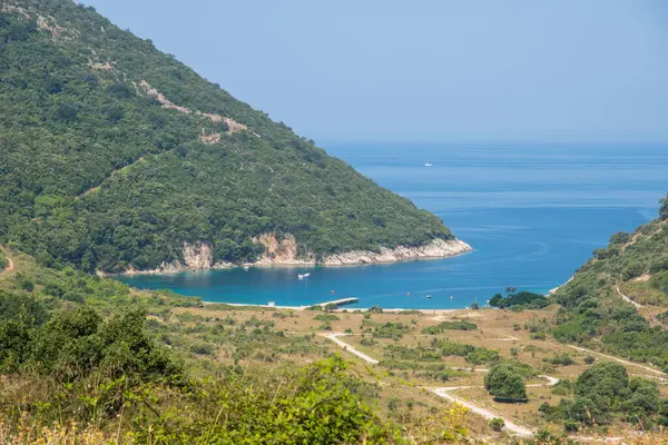 Arnavut Rivierası 'ndaki Kakoma plajı güneşli bir yaz gününde