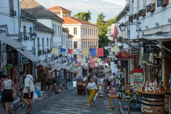 Cirokastra Arnavutluk - 3 Temmuz. 2023: Eski Çarşıda Turistler