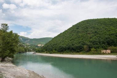 Valbona Nehri Arnavutluk 'un kuzeyindeki Kamoni Gölü' ne akıyor