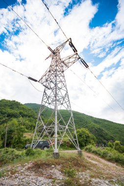 Arnavutluk 'un kuzeyindeki kırsal kesimde elektrik hattı