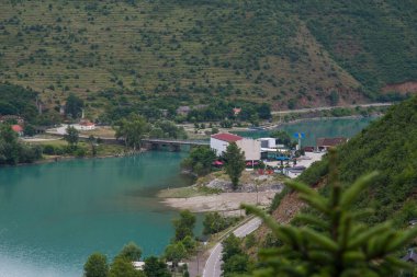 Fierze Albania - 2 Temmuz. 2023: Arnavutluk 'un Fierze kentinde küçük bir köy