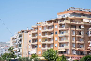 Sarande Arnavutluk - 4 Temmuz. 2023: Balkonlu otel binası
