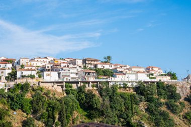 Dhermi Arnavutluk - 5 Temmuz. 2023: Kasaba manzarası