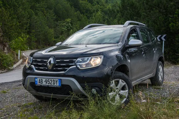 Fierze Albania - 2 Temmuz. 2023: Renault Duster 'ın kiralık arabası yol kenarında.