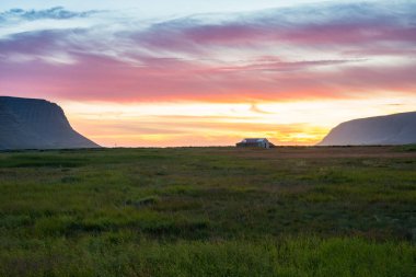 İzlanda 'nın batı fiyortlarında Talknafjordur fiyordunda gün batımı