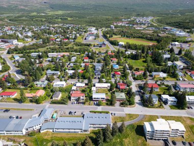 Doğu İzlanda 'daki Egilsstadir kasabasının hava manzarası