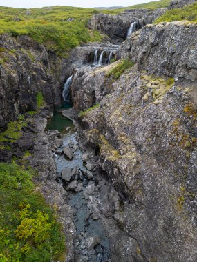 Thingmannaa nehri ve şelalesi İzlanda 'nın batısında Vatnsfjordur' da.