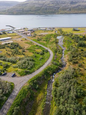 İzlanda 'nın batısındaki Talknafjordur köyünün havadan görünüşü