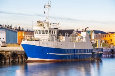 Flateyri İzlanda - 24 Ağustos 2023: Limanda balıkçı tekneleri