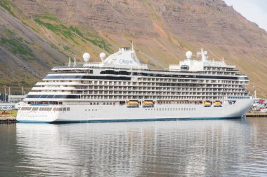 Isafjordur İzlanda - 25 Ağustos 2023: Limanda yolcu gemisi