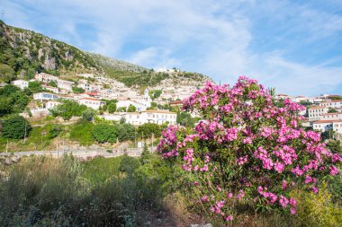 Arnavut Rivierası 'nda güneşli bir yaz gününde Dhermi kasabası