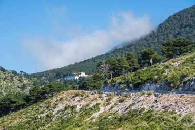 Llogara 'nın karşısındaki dağ yolu Arnavut Rivierası' ndan geçiyor.