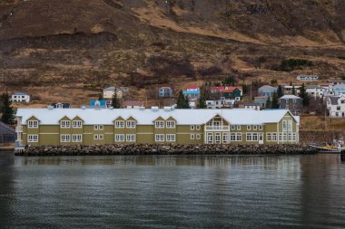 Kuzey İzlanda 'da Siglufjordur kasabasındaki binalar