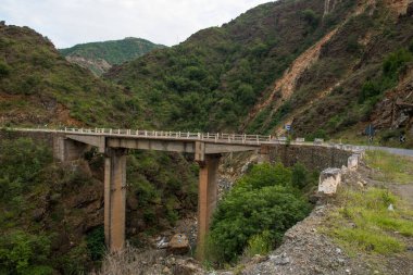 Arnavutluk 'un kuzeyindeki bir nehirden geçen köprü.