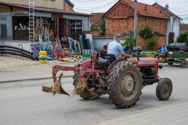 Ratkoc, Kosova - 1 Temmuz. 2023: Kosova 'nın Ratkoc caddesinde tarım malzemeleri