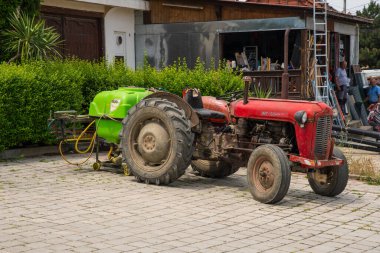 Ratkoc, Kosova - 1 Temmuz. 2023: Kosova 'nın Ratkoc caddesinde tarım malzemeleri