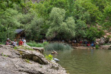 Mirusha, Kosova - 1 Temmuz. 2023: Kosova 'daki Miruşa şelalelerini izleyen turistler