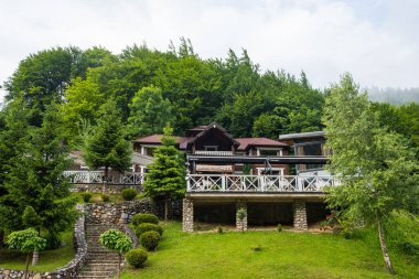 Peja, Kosova - 1 Temmuz. 2023: Rugova Kanyonu tepelerindeki restoran