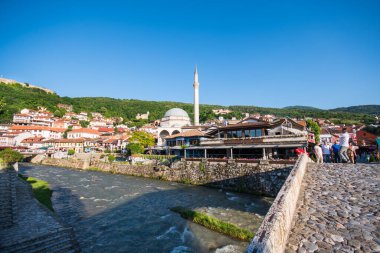 Prizren, Kosova - 30 Haziran. 2023: Nehir üzerindeki eski taş köprü