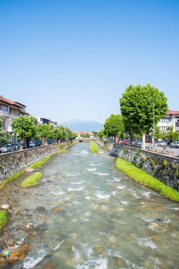 Prizren, Kosova - 1 Temmuz. 2023: Nehir şehir merkezinden akıyor